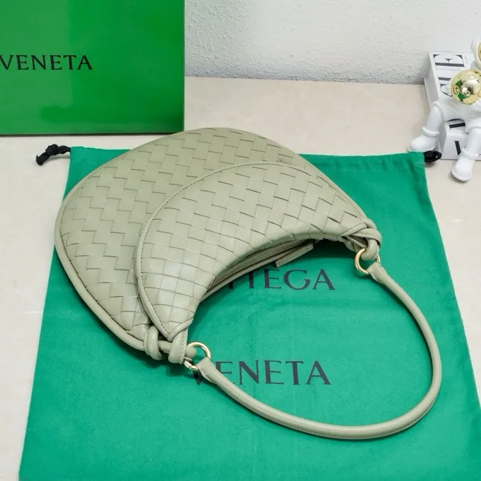 Batch 1860 Bv Shu Qi's same "Gemelli" twin bag 👇 Locked in advance 24 years of hot style 💕 Gemelli is paired with two half-moon shaped bags, matched with the brand's iconic intrecciato woven sheepskin, equipped with a detachable tubular handle, which can be used as a clutch, on the shoulder or by flipping the small crescent moon as a handle, or as a long shoulder strap 🉑️ crossbody The dual design has a personalized yet charming attitude, and the eye-catching visual impact brings an elegant and fashionable feeling. It is a bag worth buying💥 Size: 36x25x10, Model: 4281#